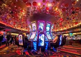 Layar permainan Dragon Tiger di platform slot500 menampilkan meja langsung dengan dealer dan antarmuka pemain